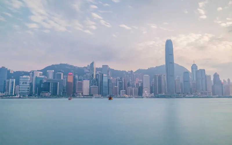 從維港眺望香港島商廈群